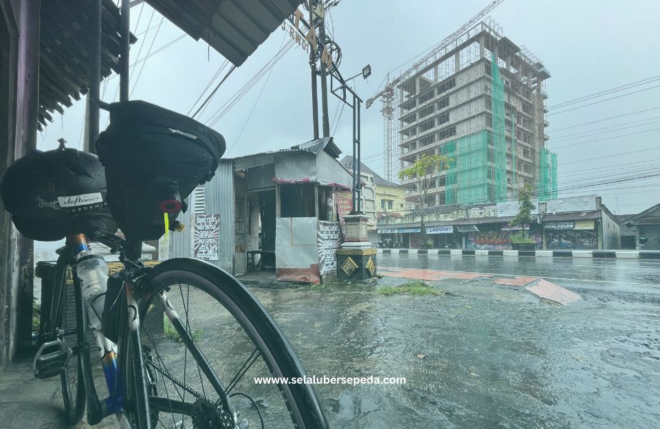 Selalu Bersepeda - Kehujanan Saat Gowes